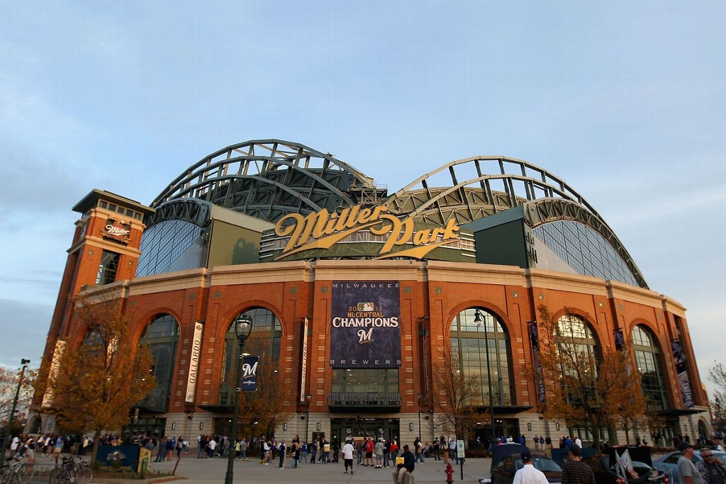 Los Cerveceros de Milwaukee le cambiarán el nombre a su estadio
