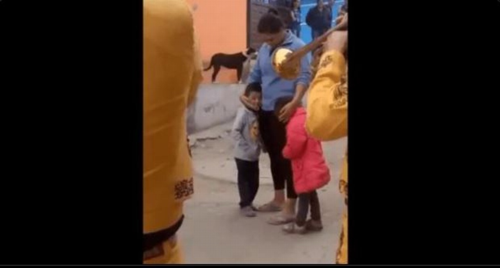 ¡Amor puro! Niño paga serenata para su madre con canicas (+video)   