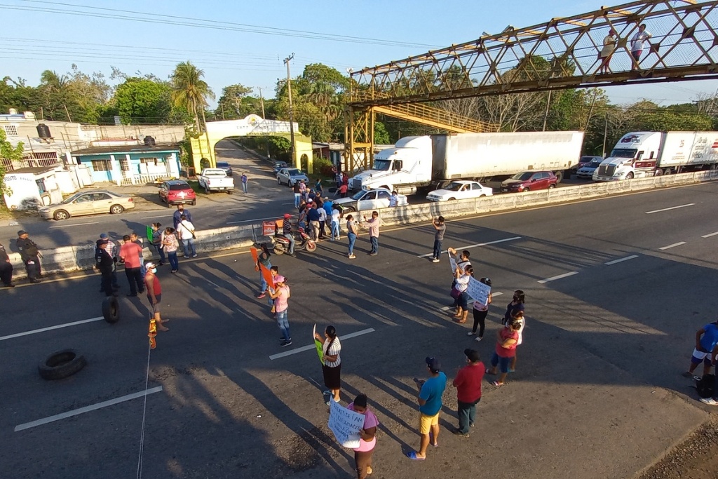 Padres de familia bloquean la carretera federal Villahermosa – Frontera