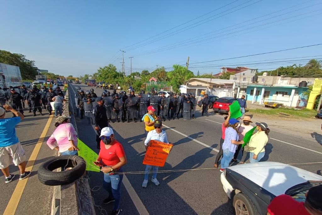 Policías desbloquean la carretera federal Villahermosa – Frontera