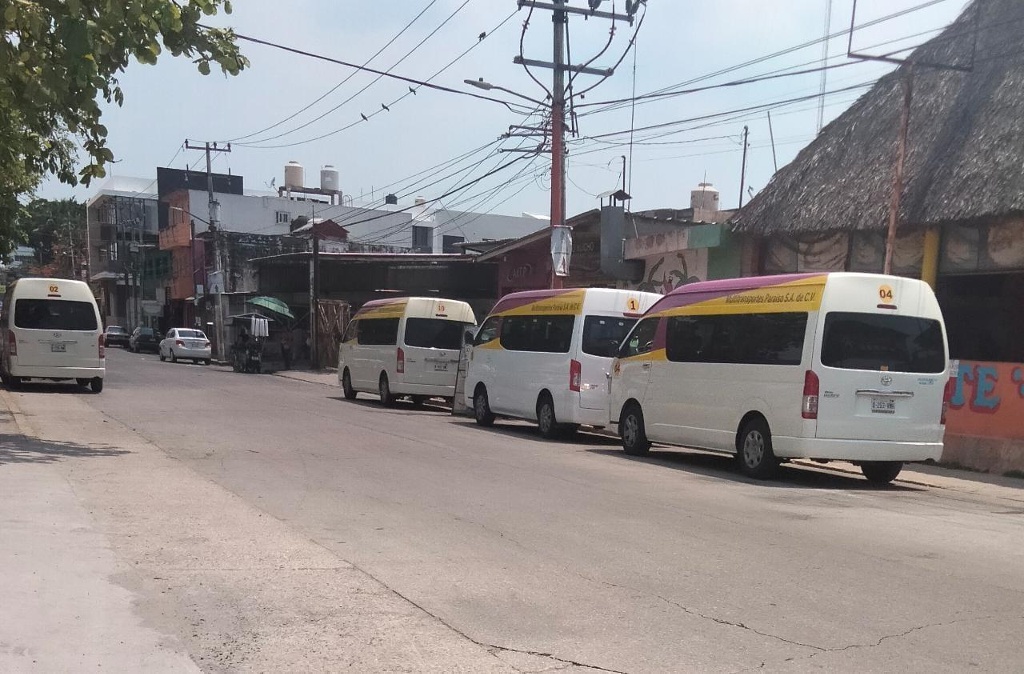 Transportistas se adueñan de calles en la zona de Mina