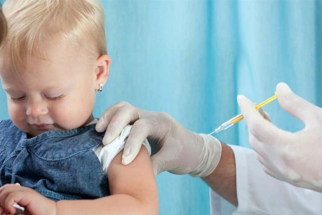 Estados Unidos se convierte en el primer país en vacunar contra COVID a bebés 