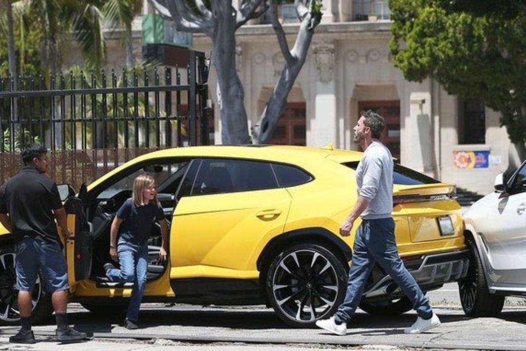 Hijo de Ben Affleck golpea accidentalmente un Lamborghini con un BMW  