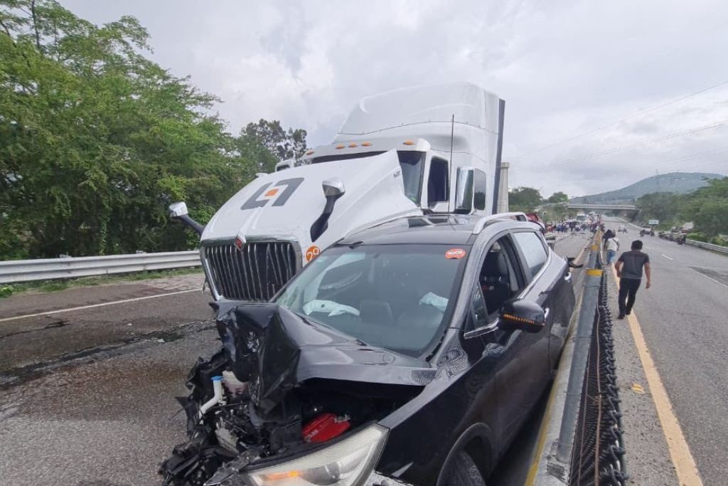 Tráiler impacta contra 7 vehículos en la Autopista del Sol; se reportan varios lesionados 