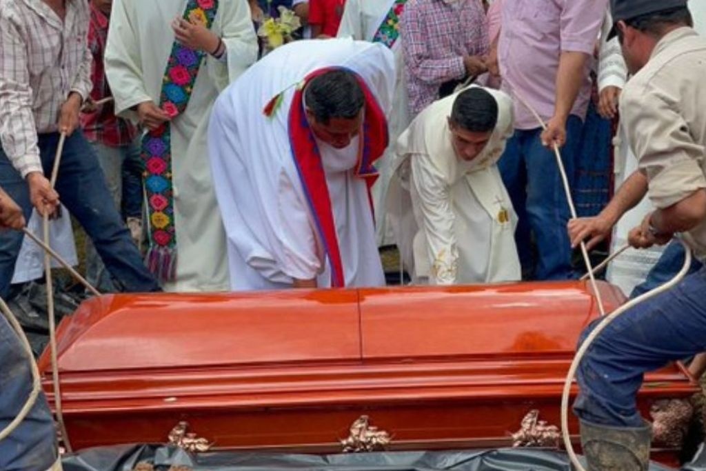 Entierran a sacerdotes jesuitas asesinados en Cerocahui 