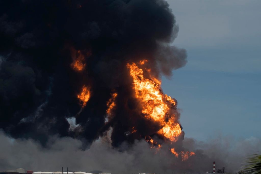 Fuego del gran incendio en Cuba comienza a ceder luego de cuatro días