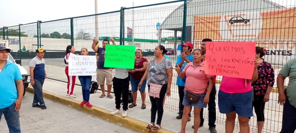 Protestan locatarios del mercado de Ocuiltzapotlán contra vendedores