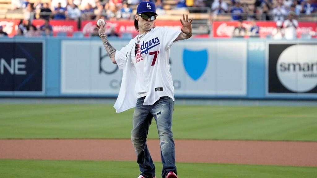 Peso Pluma lanza primera bola a Julio Urías con juego de Dodgers - Grupo  Milenio