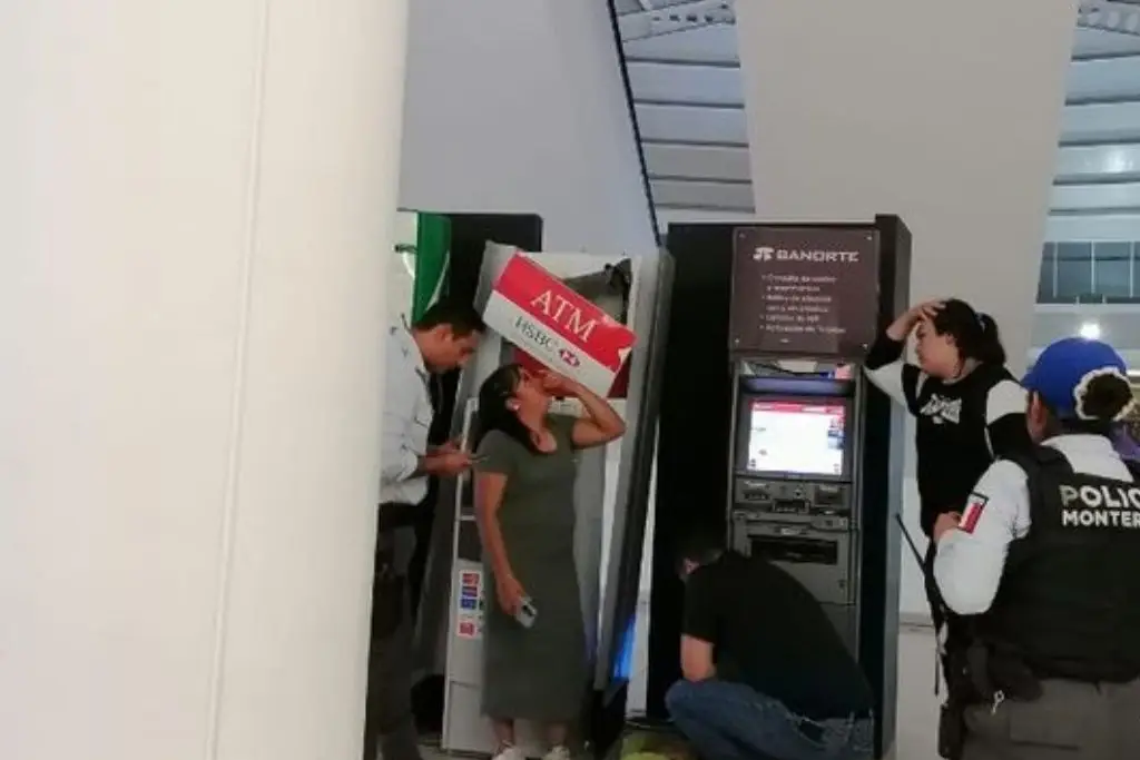 Menor de 8 años cae de segundo piso en plaza comercial de Monterrey ...