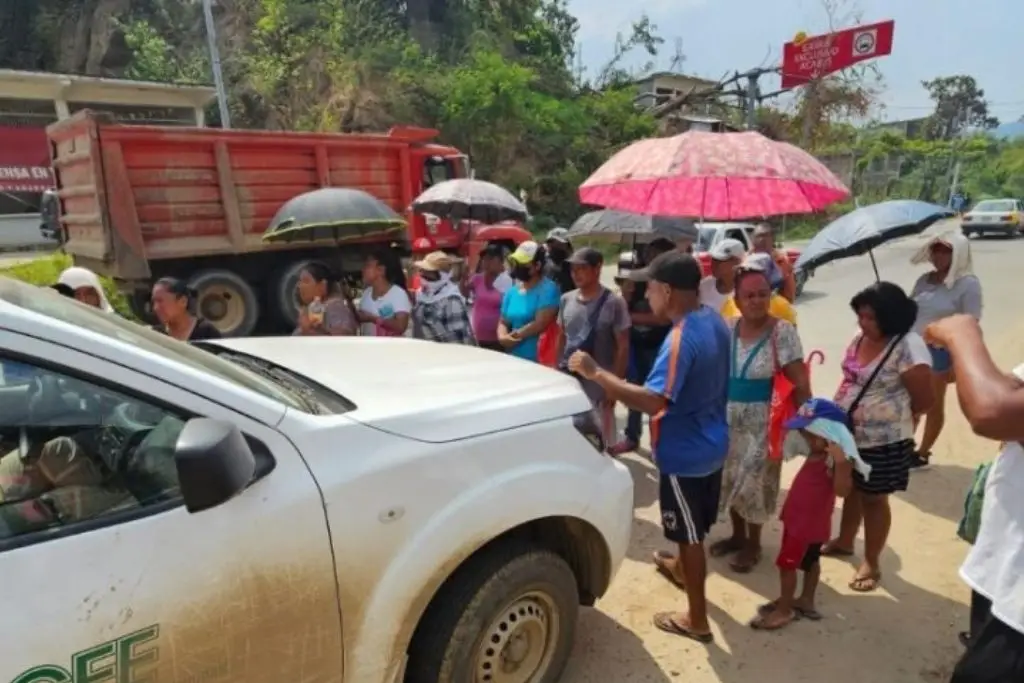 Pobladores de Acapulco retienen a empleados de la CFE para exigir ...