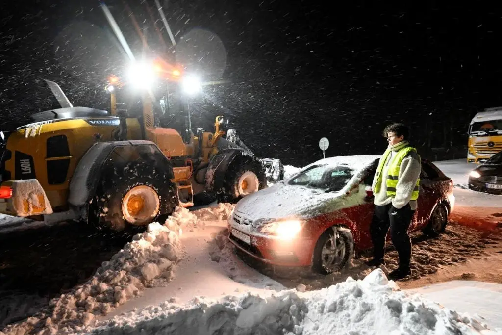 El temporal de frío y nieve causa el caos en el norte de Francia y