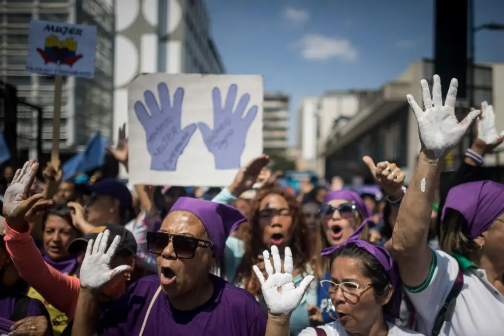 Mujeres claman en todo el mundo por la igualdad; y contra la violencia ...