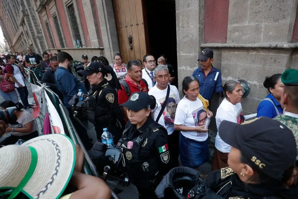 Padres de estudiantes de Ayotzinapa exigen a AMLO 'vínculo' con ...