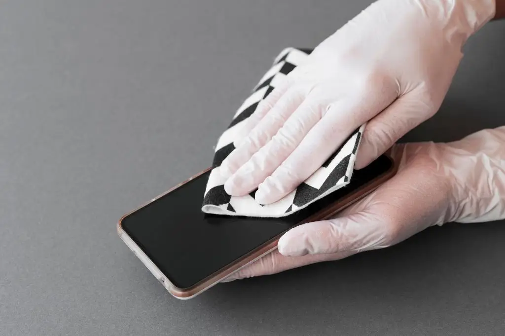 Esto es lo que NO debes hacer si se moja tu celular - xeva Noticias
