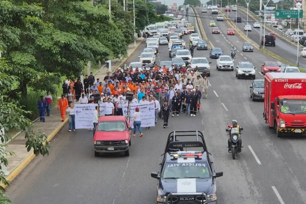 Marcha de contratistas de PEMEX en Villahermosa provoca caos vial - xeva Noticias