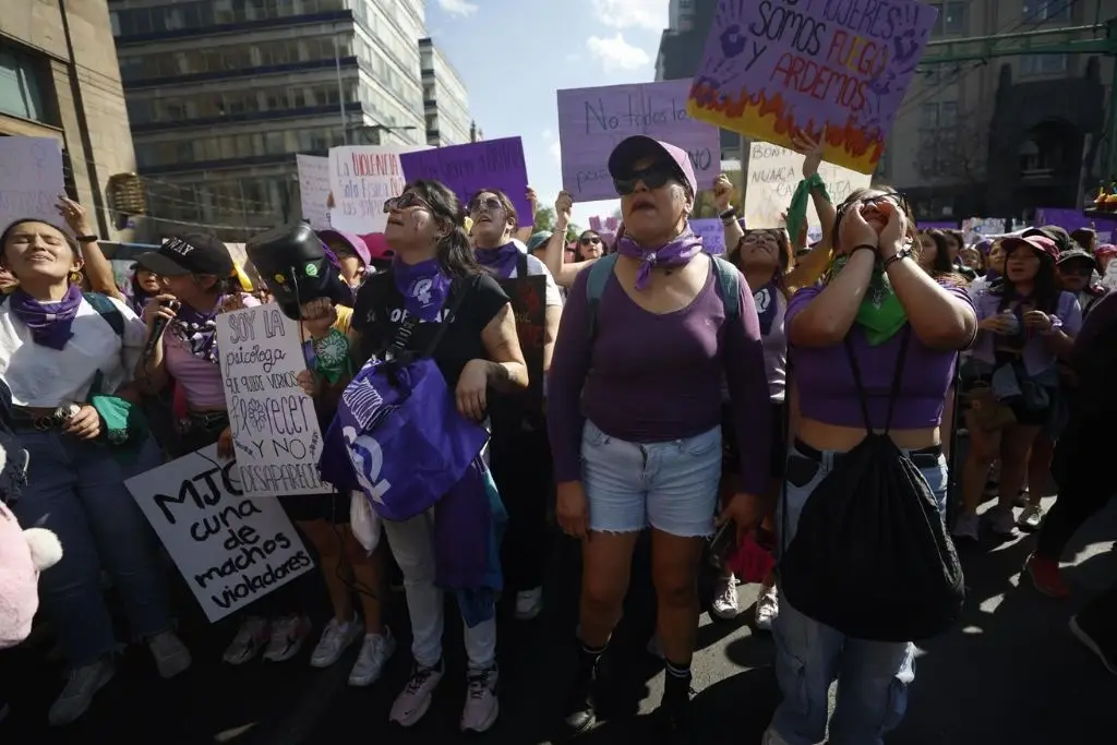 Más de 200 mil mujeres marcharon por el 8M en CDMX - xeva Noticias