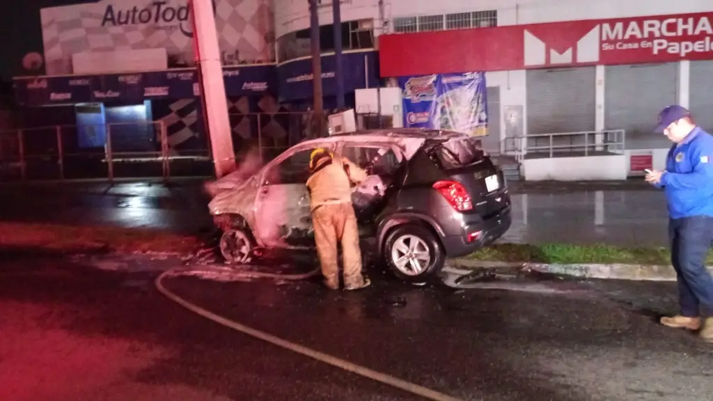 Auto choca contra un poste y termina quemándose en el periférico de ...